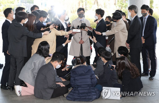 한동훈 법무부 장관 후보자가 지난 15일 오전 후보자 사무실이 마련된 서울 서초구 서울고등검찰청 청사로 출근하며 취재진 질문에 답하고 있다.<연합뉴스>